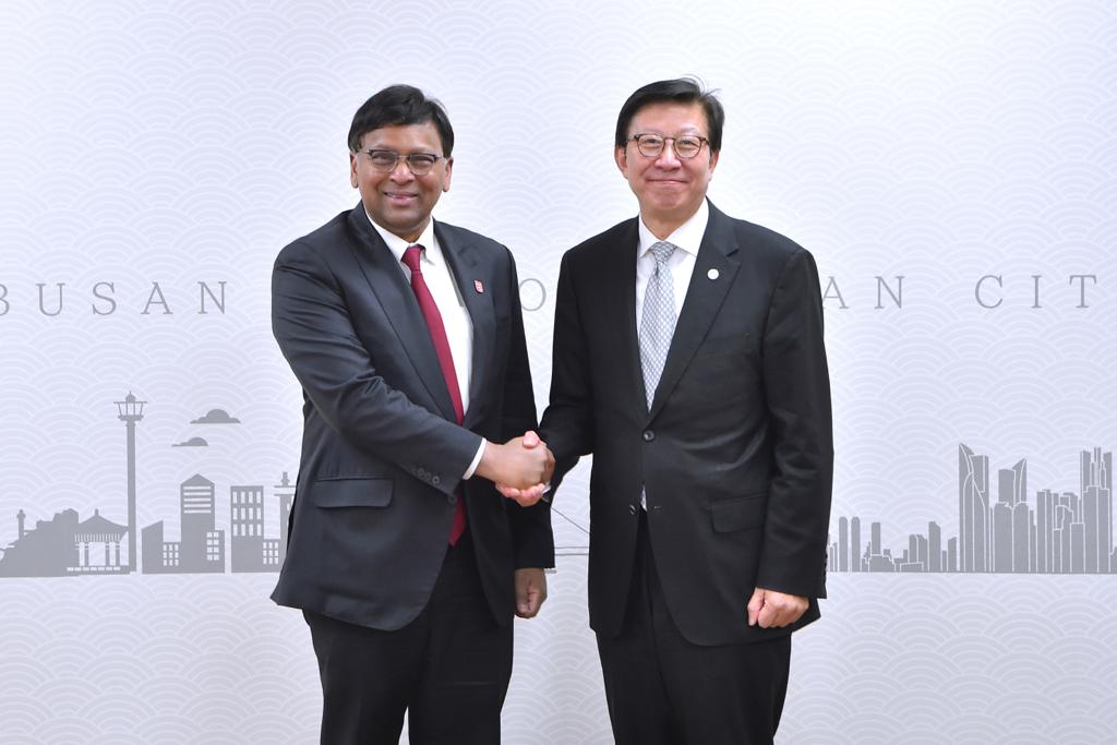 T. Raja Kumar and Park Heong-joon, mayor of Busan